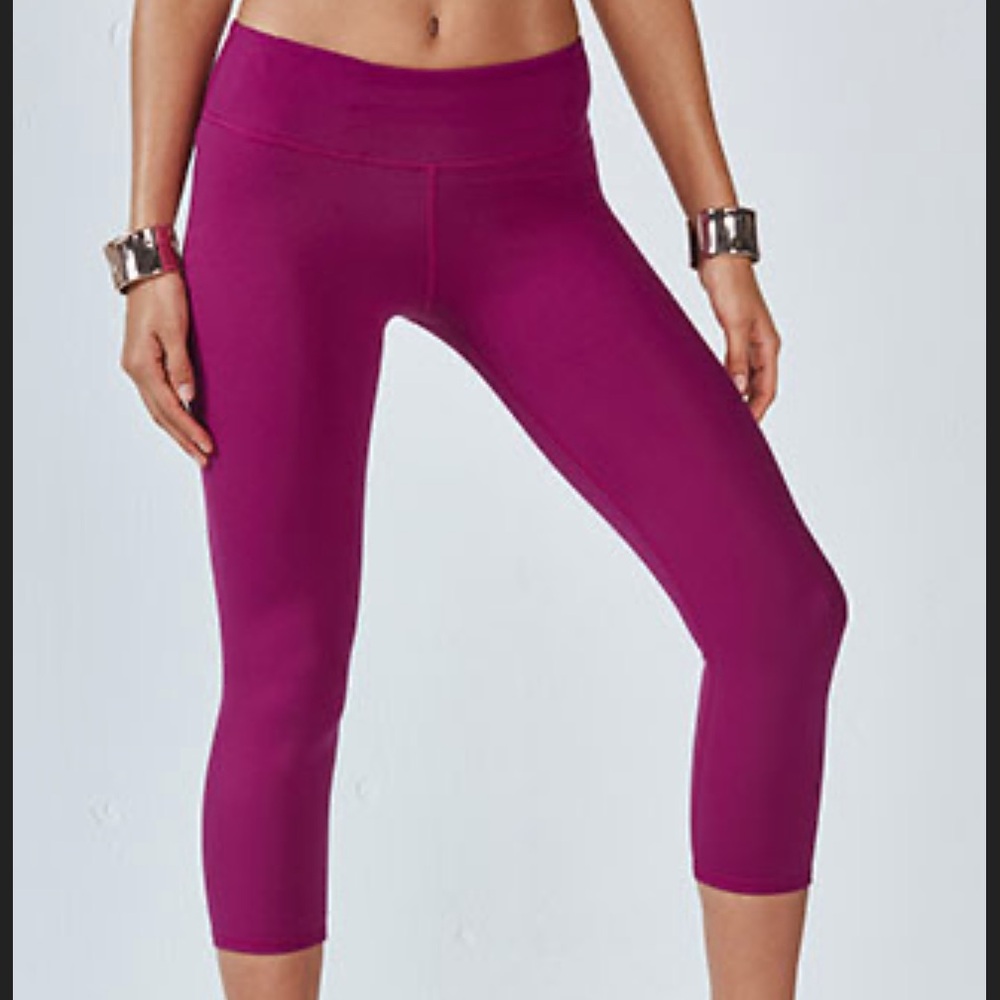 💓FABLETICS Define Powerhold Midrise Capri leggings - BlackBerry Med